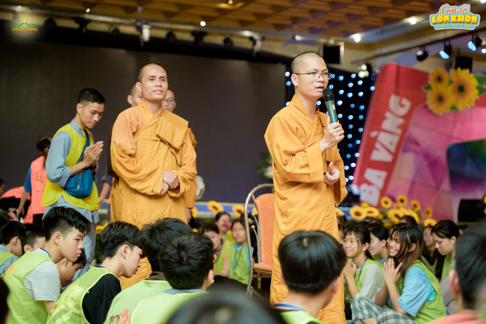 Đại đức Thích Trúc Bảo Giác - Trưởng ban Giáo dục thanh thiếu niên và đại diện chư Tăng chùa Ba Vàng đến thăm và chia sẻ với các bạn khóa sinh