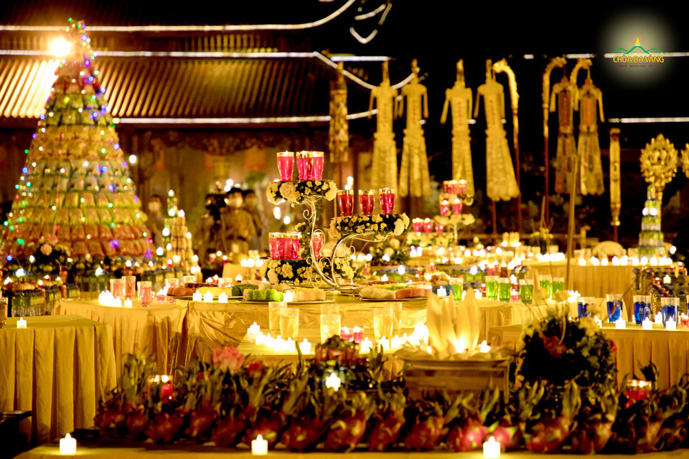Đàn lễ cúng thí thực trong buổi lễ Cầu siêu Phả độ gia tiên tại chùa Ba Vàng