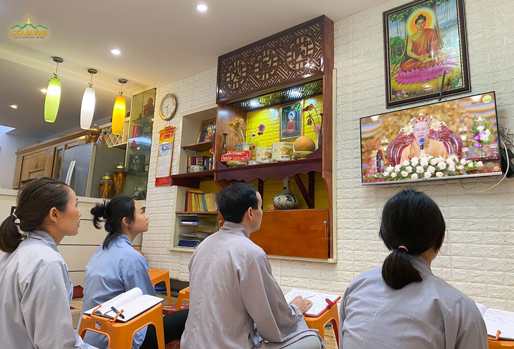Gia đình Phật tử thuộc CLB Minh Long Hà Nội lắng nghe Sư Phụ thuyết giảng bài kinh Tam Bảo