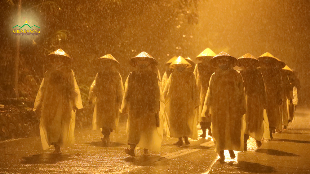 Chư Ni chùa Ba Vàng an nhiên kinh hành dưới trời mưa bão