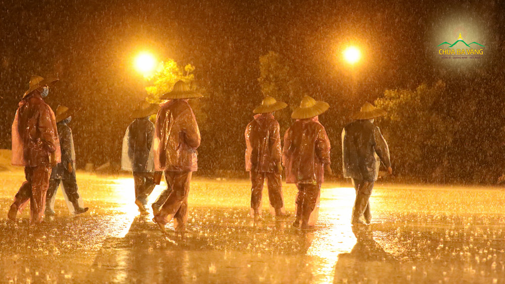 Mặc trời mưa bão, chư Tăng vẫn kinh hành tụng kinh tán dương công đức của Tam Bảo cầu nguyện cho đất nước bình an