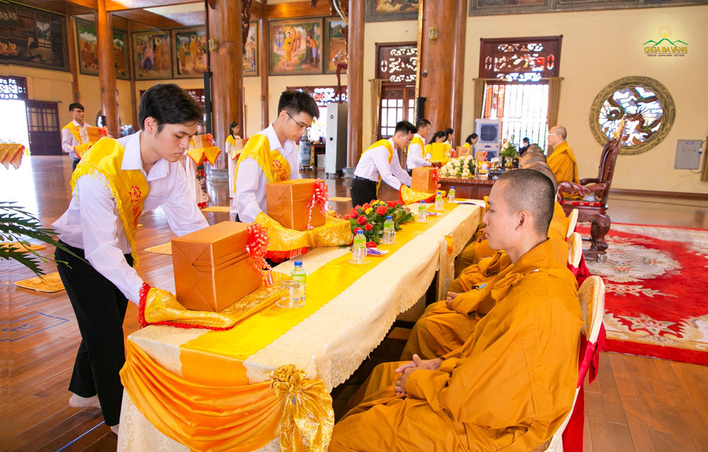 Phẩm vật cúng dường được các Phật tử thành kính dâng lên cúng dường Sư Phụ và chư Tôn đức Tăng