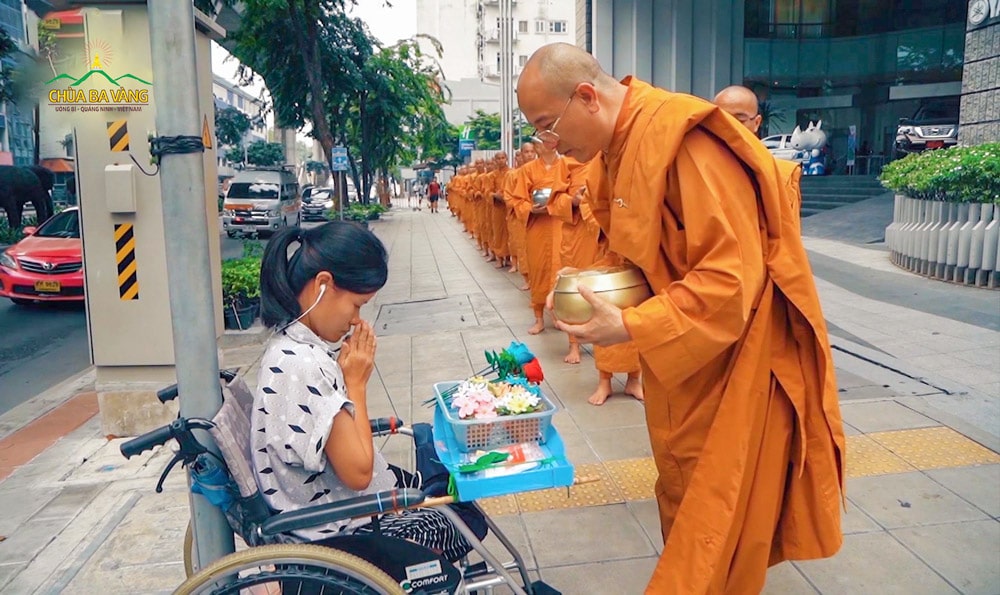 Nhân duyên thứ 4 cần phải phát tâm Bồ đề chính là nhớ ơn của đàn na thí chủ cúng dường