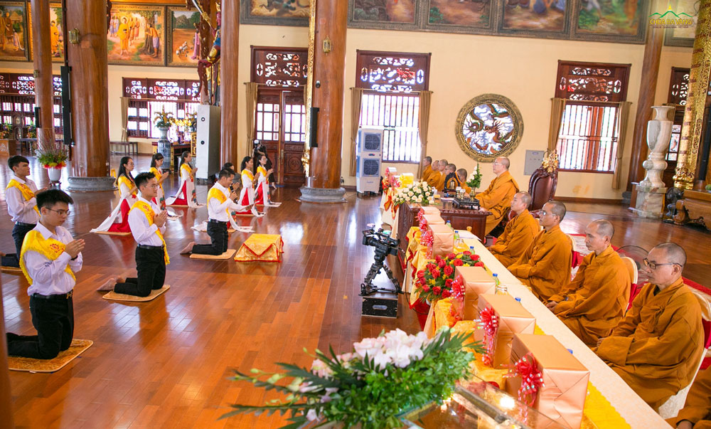 Phật tử Nguyễn Thiên Hữu - đại diện Phật tử chùa Ba Vàng dâng lời tri ân lên Sư Phụ và chư Tăng