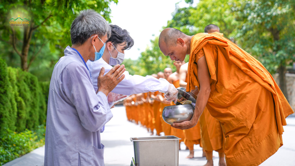 Các Phật tử tại chùa thiết lễ sớt bát cúng dường trai Tăng mùa tự tứ