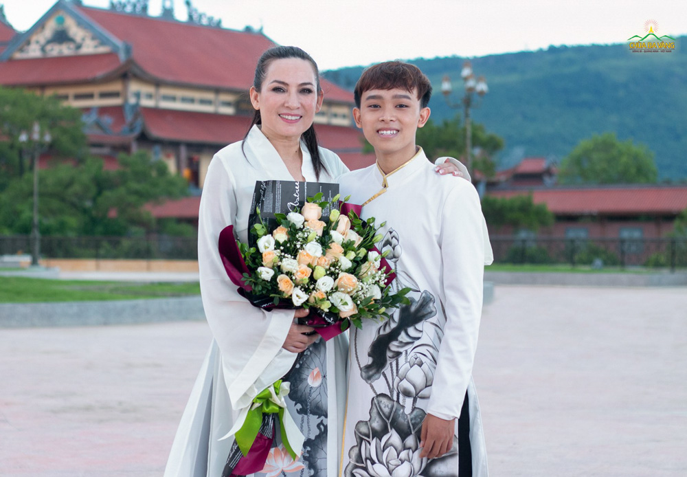 Ca sĩ Phi Nhung cùng con trai nuôi Hồ Văn Cường vui mừng khi được về chùa Ba Vàng và được gặp Sư Phụ Trụ trì