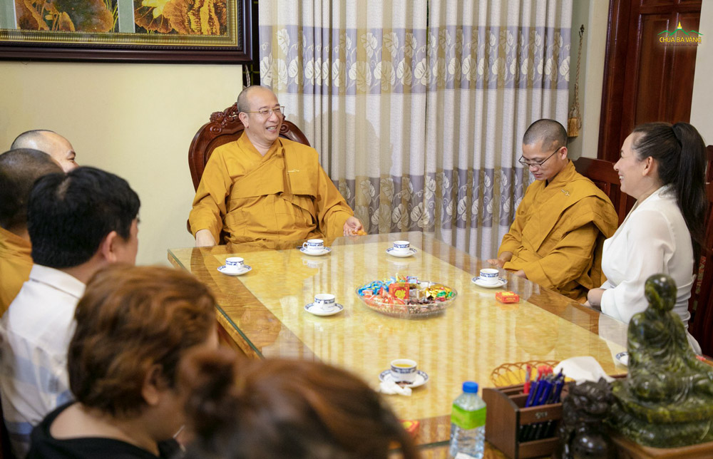 Sư Phụ cùng chư Tăng đã gửi lời cảm ơn tới ca sĩ Phi Nhung và ca sĩ nhí Hồ Văn Cường đã dành thời gian về chùa giao lưu với các bạn khóa sinh