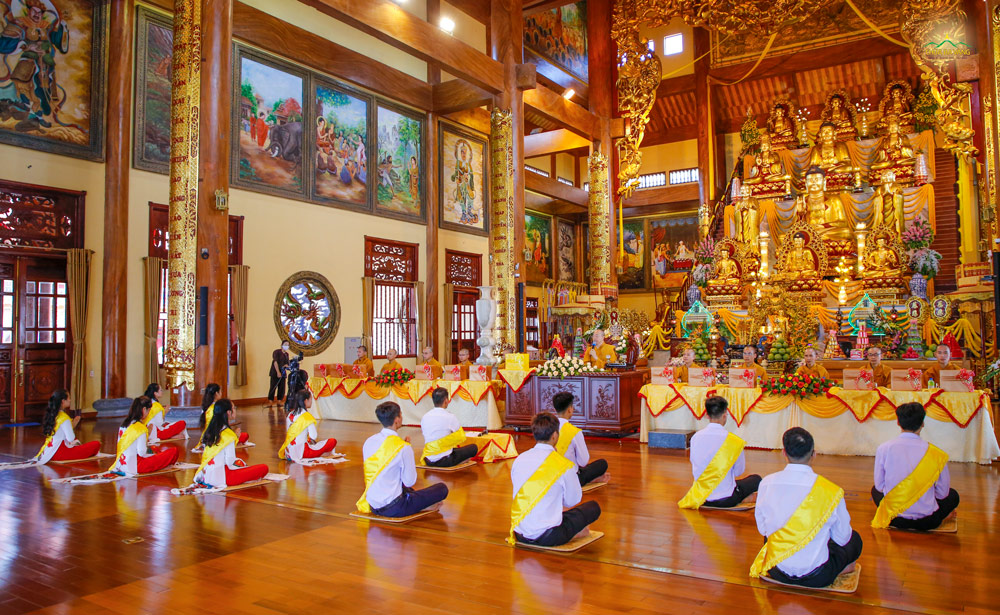 Sư Phụ ban những lời đạo từ quý báu đến các Phật tử trong buổi lễ