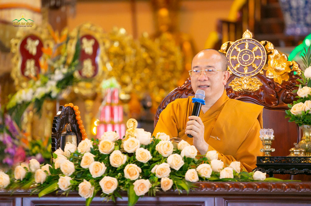 Sư Phụ Thích Trúc Thái Minh đại diện hiện tiền chư Tăng hoan hỷ chứng minh và ban lời chúc nguyện tới các Phật tử