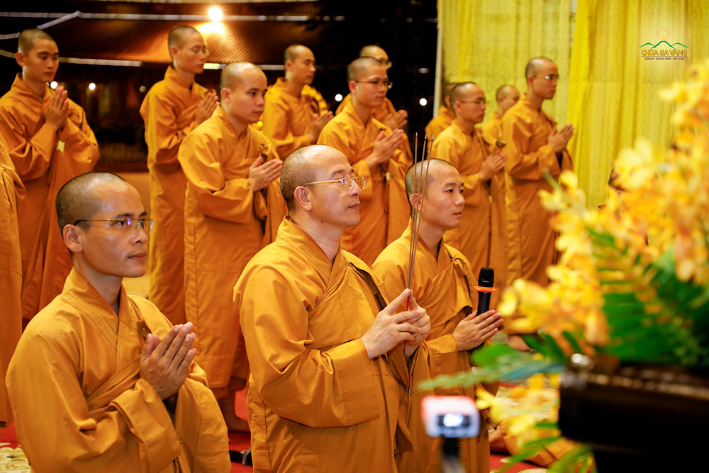 Sư Phụ cùng chư Tăng niêm hương bạch Phật tác lễ cầu siêu cho các hương linh