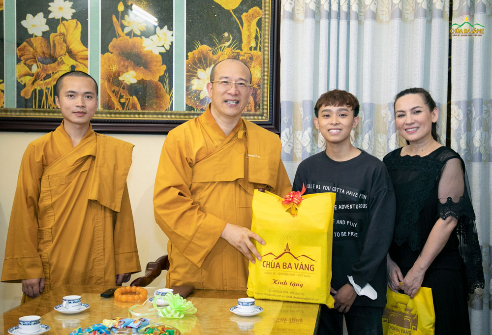 Trước khi tạm biệt phái đoàn, Sư Phụ Thích Trúc Thái Minh đã trao tặng quà kỷ niệm cho Ca sĩ Phi Nhung và ca sĩ nhí Hồ Văn Cường