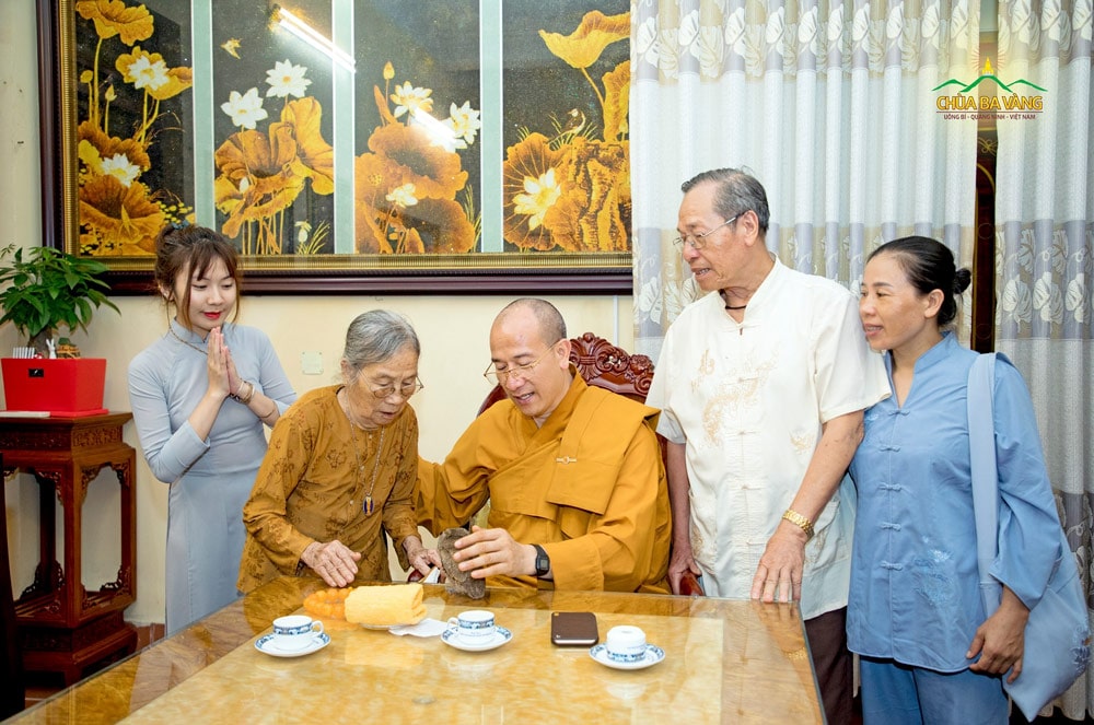 Vì báo ân cho cha mẹ đời này và nhiều đời trước cho nên chúng ta cần phải phát tâm Bồ đề