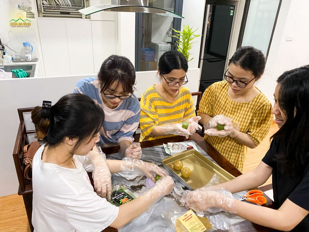 Các bạn trẻ trong CLB Tuổi trẻ Ba Vàng làm bánh trung thu ở nhà để cúng dường lên Sư Phụ và đại Tăng chùa Ba Vàng
