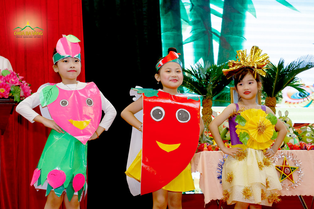 Trong bộ trang phục ngộ nghĩnh, các em nhỏ cùng nhau mang đến những tiết mục văn nghệ vui nhộn và đặc sắc