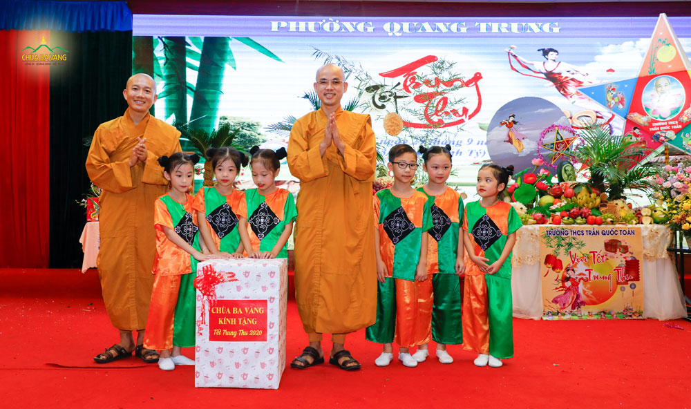 Đại diện chùa Ba Vàng, Đại đức Thích Trúc Bảo Lực và Đại đức Thích Trúc Bảo Chung tặng quà cho các em nhỏ nhân dịp tết Trung thu 2020