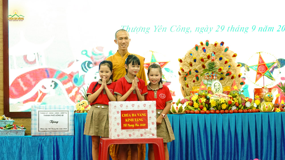 Đại diện chùa Ba Vàng, Đại đức Thích Trúc Bảo Trực tặng quà cho các em nhỏ nhân dịp Tết Trung thu 2020