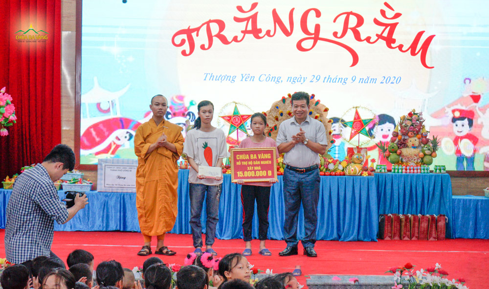 Thay mặt chư Tăng Ni, Phật tử chùa Ba Vàng Đại Đức Thích Trúc Bảo Hội đã trao phần quà 15.000.000 đồng hỗ trợ hộ dân nghèo xây nhà nhân dịp Tết Trung thu
