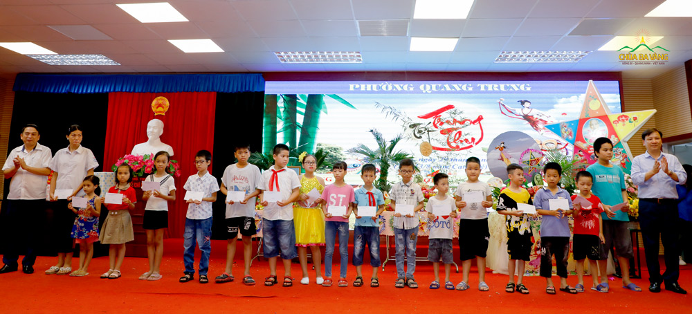 Đại diện lãnh đạo địa phương tặng quà Tết Trung thu cho các em thiếu nhi trên địa bàn phường Quang Trung