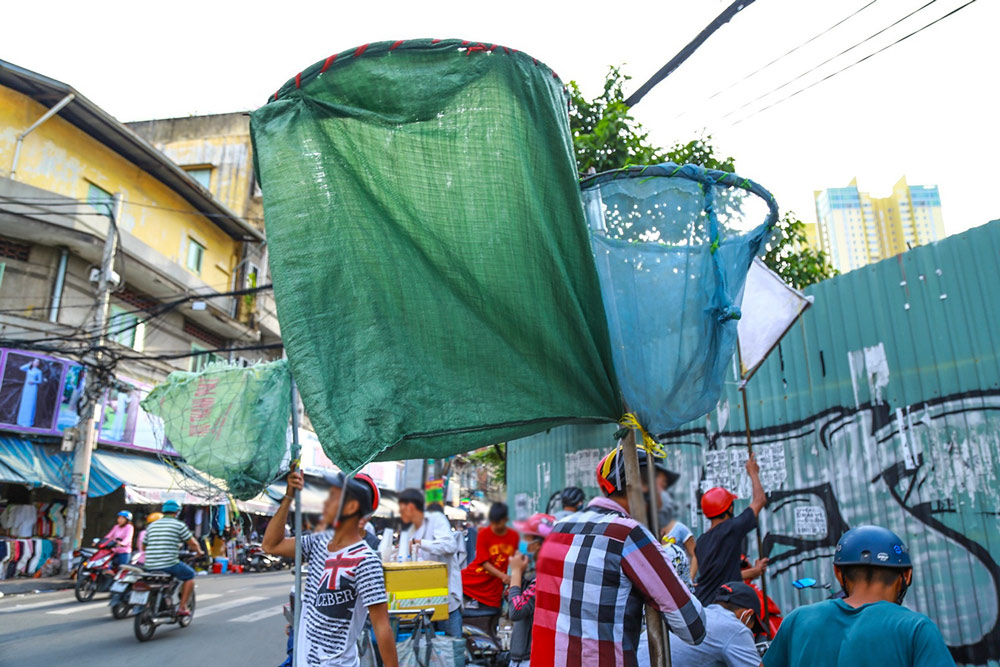 Nhiều người chuẩn bị sẵn bao đựng lớn để chờ giật đồ cúng cô hồn (ảnh minh họa)