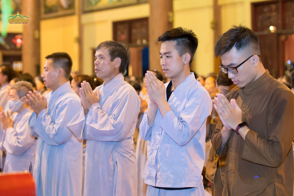 Các Phật tử chắp tay trang nghiêm hồi hướng công đức sau buổi nghe Pháp tại chùa