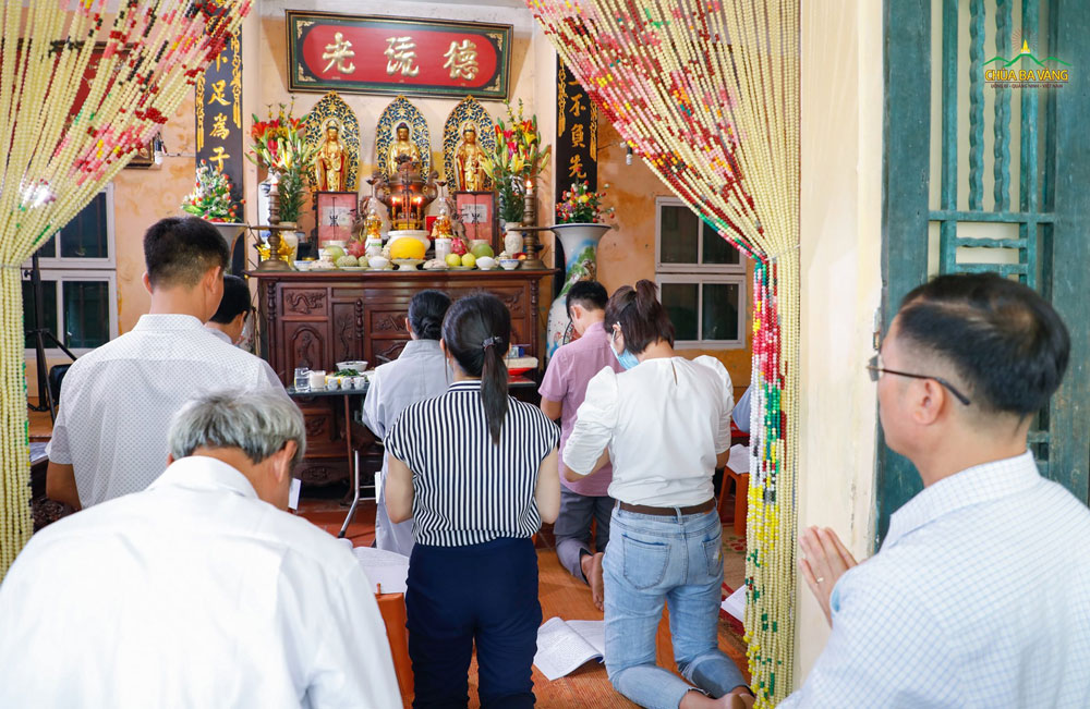 Các Phật tử tụng kinh cầu bình an tại nhà 2 cụ thân sinh của Sư Phụ
