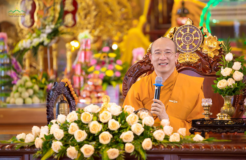 Sư Phụ Thích Trúc Thái Minh trong buổi vấn đáp thắc mắc của Phật tử về chủ đề “Giật đồ cúng cô hồn”