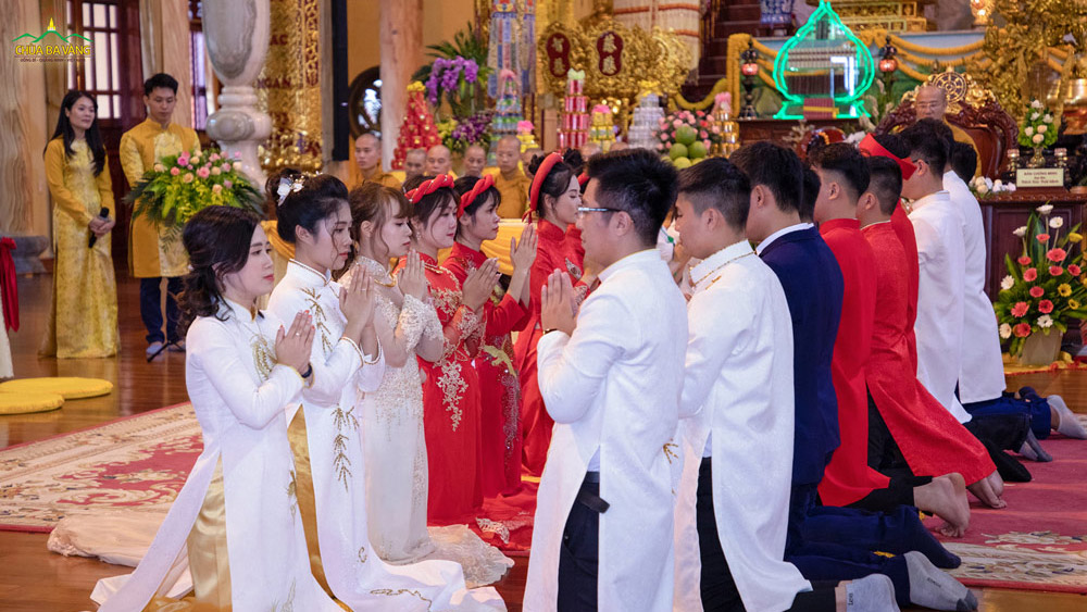 10-doi-tan-lang-tan-nuong-hanh-phuc-trong-le-hang-thuan-chua-ba-vang-1.jpg 10 đôi tân lang, tân nương hạnh phúc trong Lễ hằng thuận tại chùa Ba Vàng