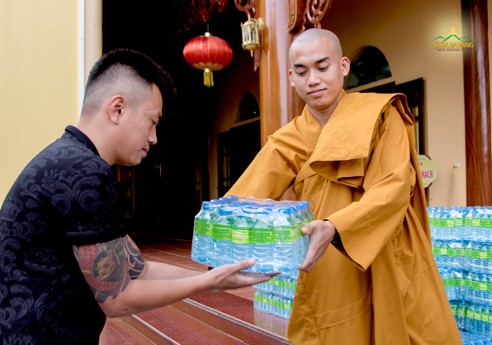 Anh Hà Hùng Cường đại diện đoàn từ thiện nhận sự hỗ trợ từ phía chùa Ba Vàng