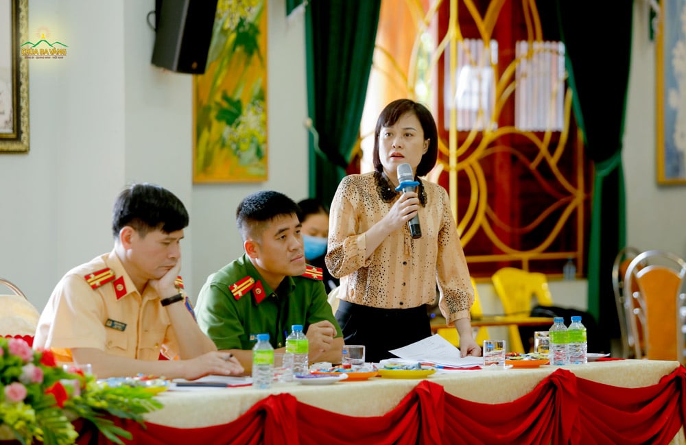 Bà Bùi Thị Kim Thủy - Phó Chủ tịch UBND phường Thanh Sơn phát biểu tại buổi họp