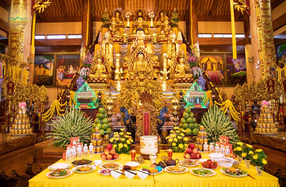 Ban Tam Bảo chùa Ba Vàng trong lễ giỗ Tổ Sư Trúc Lâm Ma Ha Sa Môn Tuệ Bích Phổ Giác