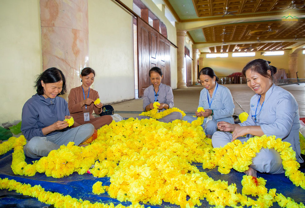 Các Phật tử kết tràng hoa trang trí ban thờ Tổ