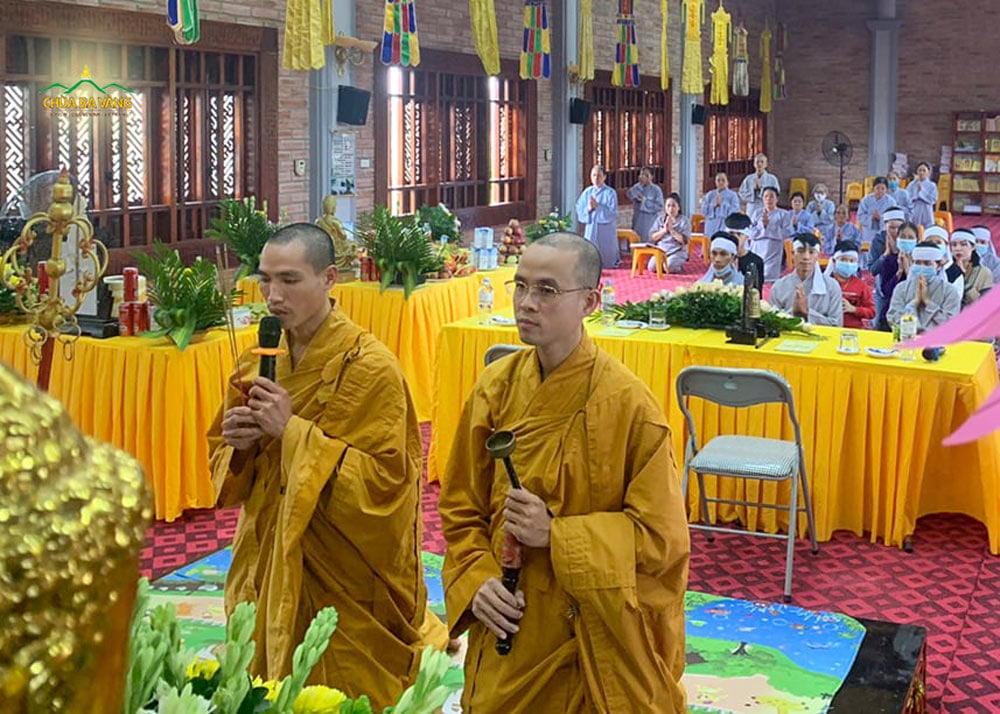 Chư Tăng chùa Ba Vàng tác lễ 49 ngày cho gia đình Phật tử Vũ Thị Hợi tại chùa Diên Phúc