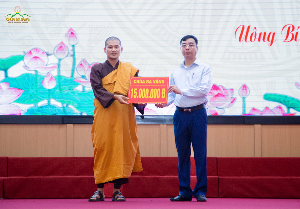 Đại diện chư Tăng chùa Ba Vàng trao phần quà hỗ trợ quỹ “Vì người nghèo” của thành phố