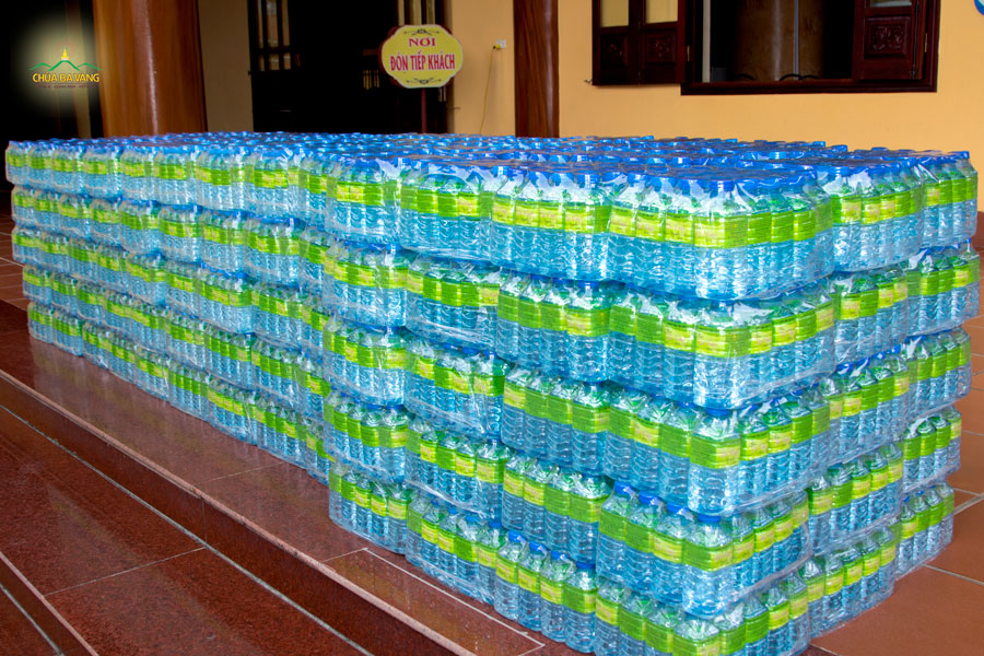 Chùa Ba Vàng chuẩn bị hơn 8000 chai nước gửi đoàn từ thiện đi Quảng Trị hỗ trợ đồng bào miền Trung