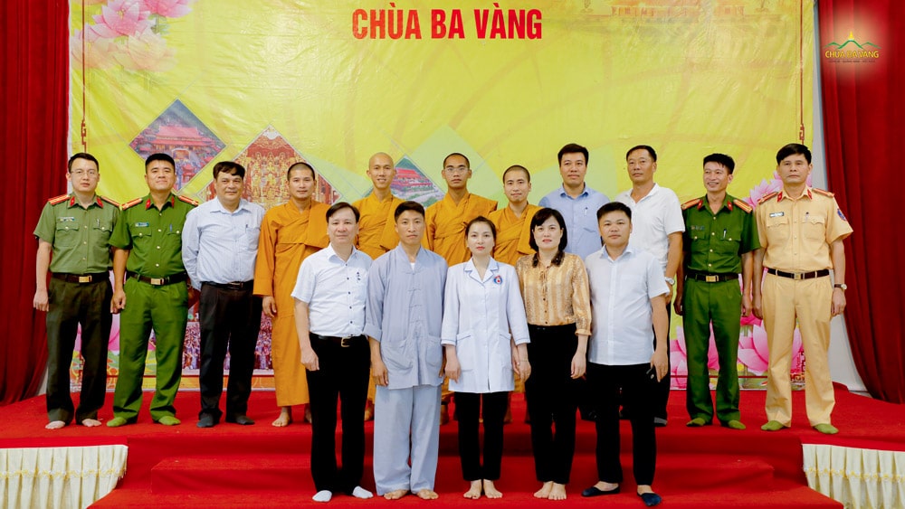 Đại diện chư Tôn đức Tăng và lãnh đạo, cán bộ chính quyền địa phương trong buổi họp bàn triển khai tổ chức Lễ hội Hoa Cúc chùa Ba Vàng năm 2020