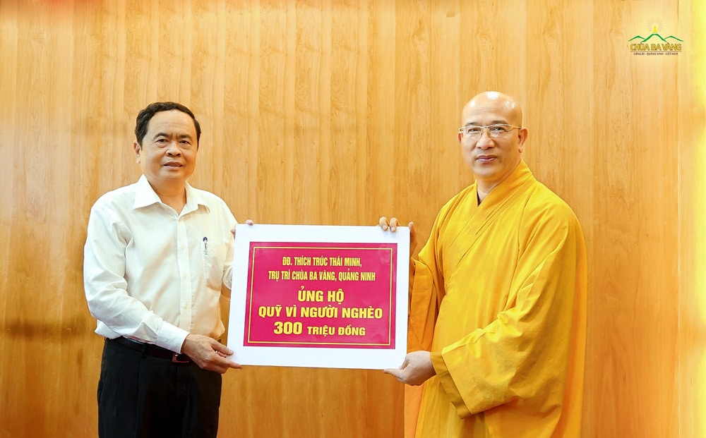 Thay mặt chư Tăng Ni, Phật tử chùa Ba Vàng, Sư Phụ Thích Trúc Thái Minh đã trao tặng quỹ 