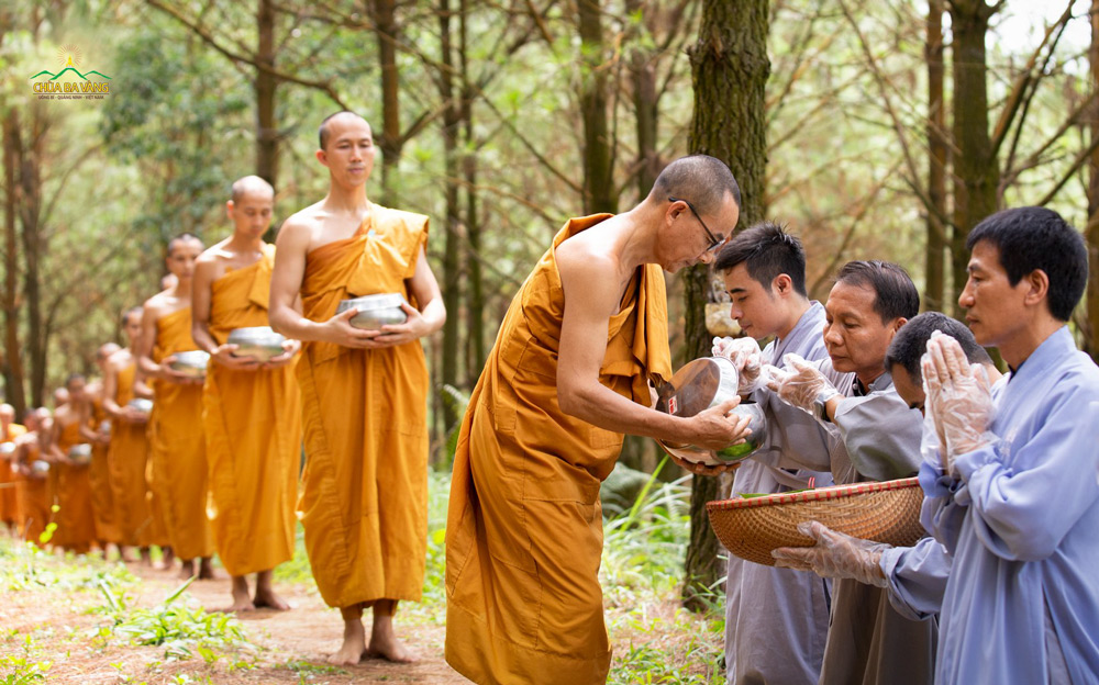 Tích lũy phước báu từ Tăng Bảo là một trong các phương pháp chuyển hóa vận đen theo góc nhìn đạo Phật