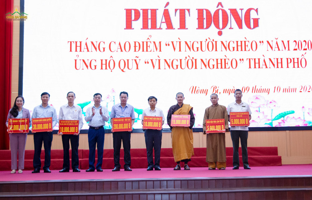 Đại diện các đơn vị, tổ chức, cá nhân hảo tâm ủng hộ Quỹ “Vì người nghèo” của thành phố Uông Bí