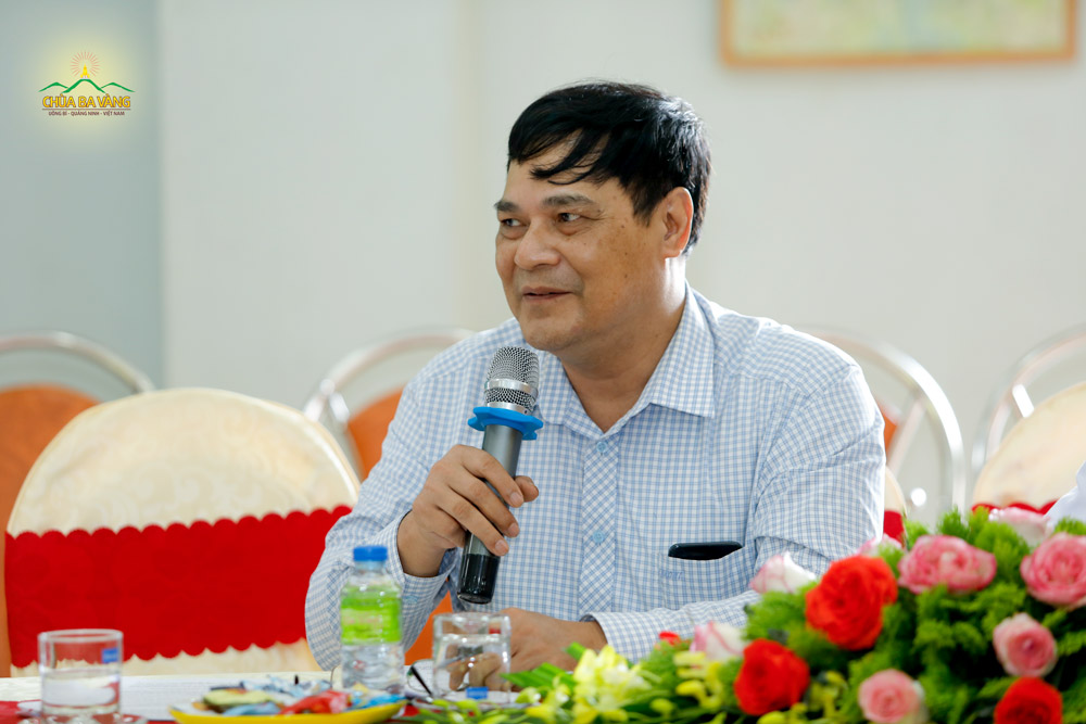 Đại diện Trung tâm Y tế thành phố Uông Bí phát biểu tại buổi họp