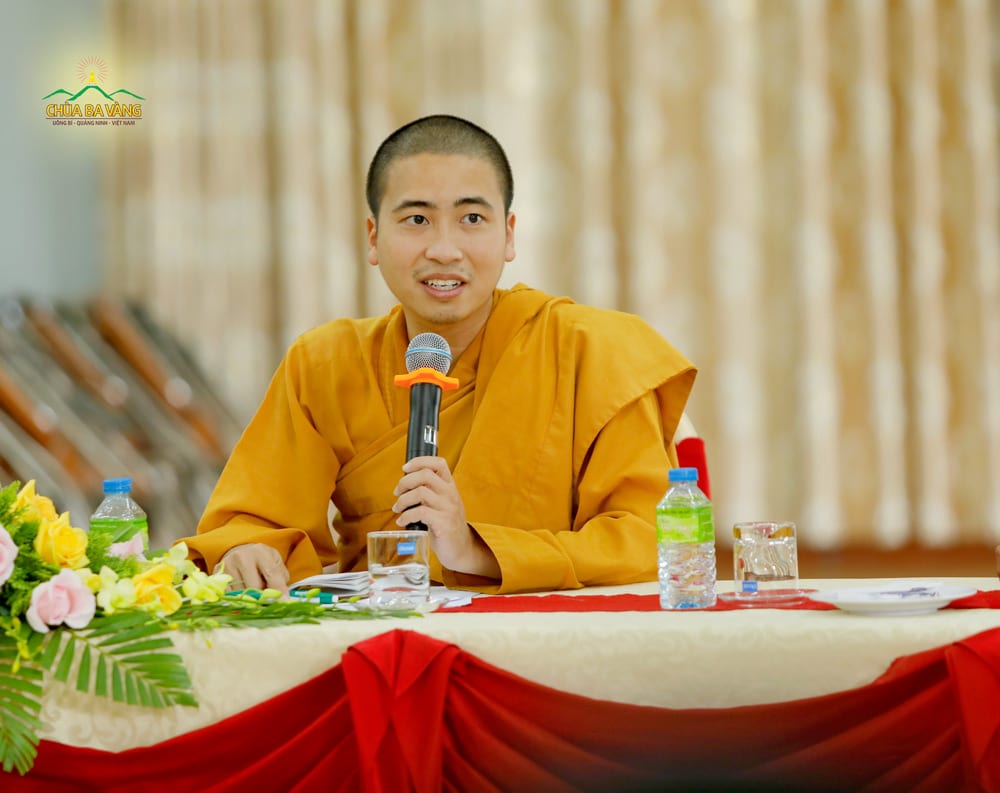 Đại đức Thích Trúc Bảo Tiến - đại diện chư Tăng chùa Ba Vàng phát biểu tại buổi họp 