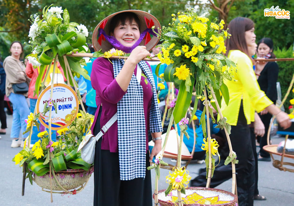 Đôi quang gánh tải đầy hoa cúc vàng của Phật tử đến từ Nam Định