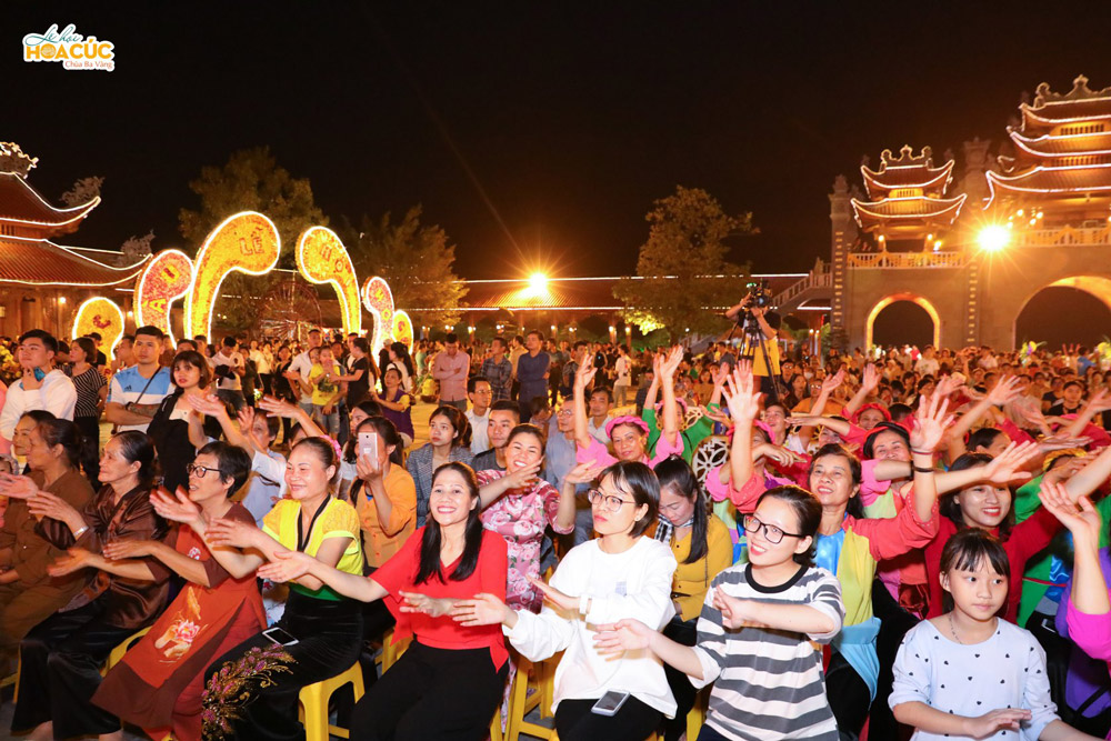 Đông đảo du khách, Phật tử về chùa Ba Vàng tham dự đêm liên hoan văn nghệ “Tuổi trẻ với tình yêu quê hương đất nước”