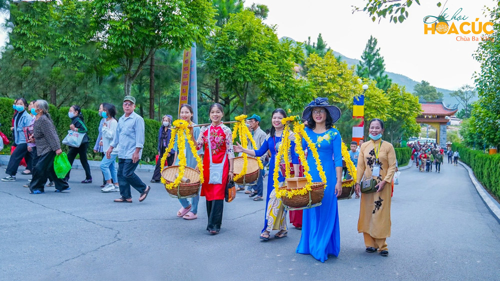 Đông đảo Phật tử và nhân dân thập phương nô nức về chùa tham dự Lễ hội Hoa Cúc 2020