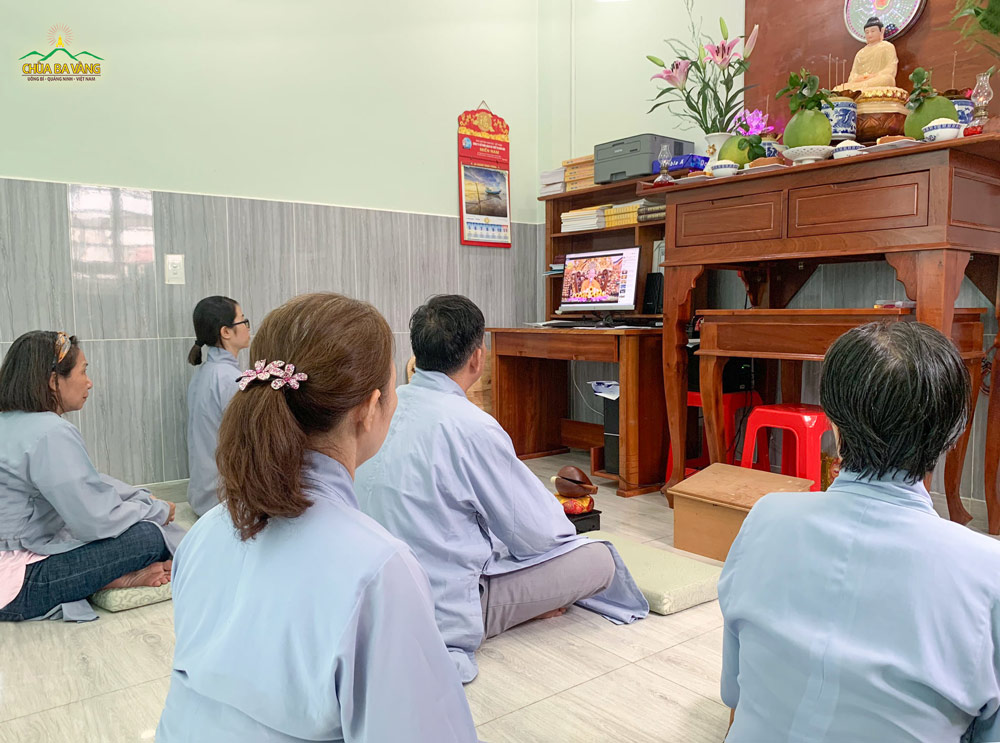 Dù không được về chùa nhưng các quý Phật tử vẫn sắp xếp thời gian học Pháp trực tuyến