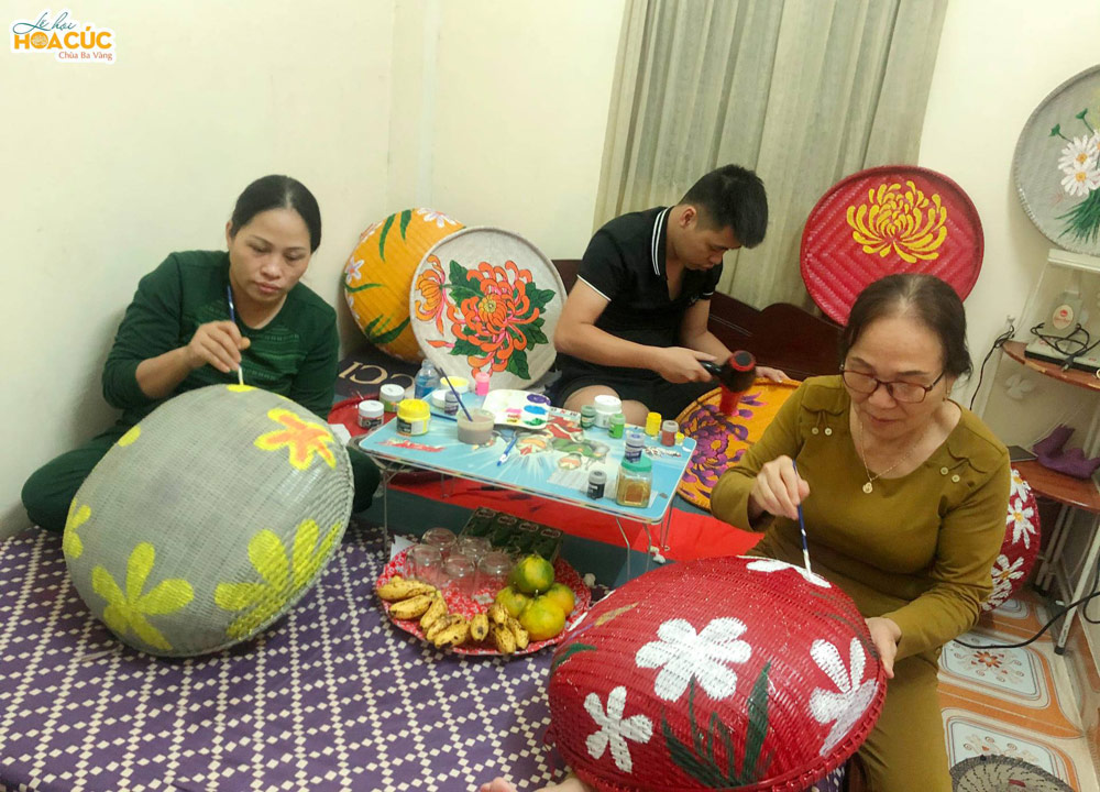 Gia đình Phật tử cùng nhau trang trí những chiếc thúng, mẹt để tham gia lễ hội Hoa Cúc tại chùa Ba Vàng