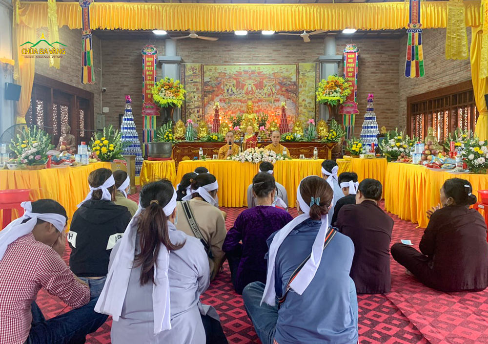 Gia đình Phật tử Vũ Thị Hợi có mặt tại chùa Diên Phúc trong lễ 49 ngày
