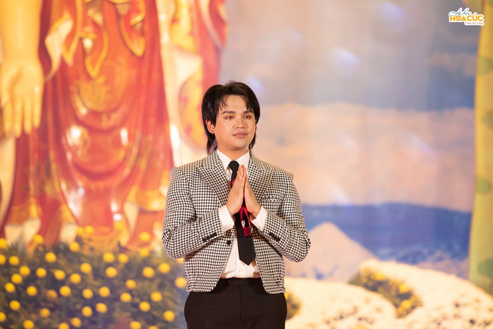 Giọt nước mắt xúc động của ca sĩ Nguyễn Trần Trung Quân trong đêm văn nghệ “Tuổi trẻ với tình yêu quê hương đất nước” chùa Ba Vàng