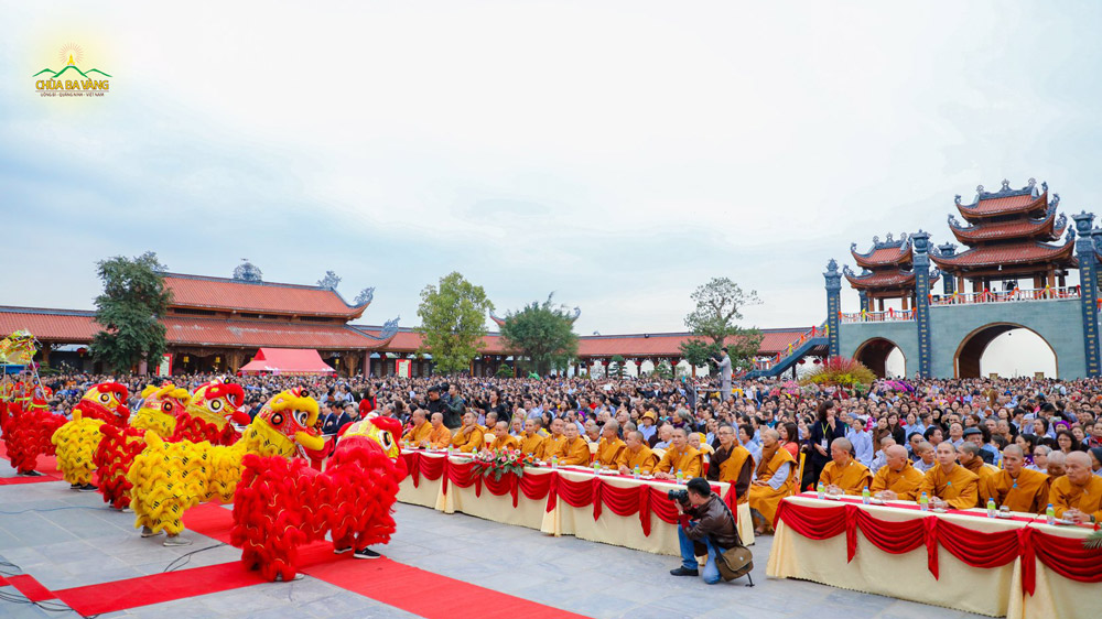 Hàng vạn người về tham dự Lễ Khai xuân chùa Ba Vàng (ảnh năm 2019)