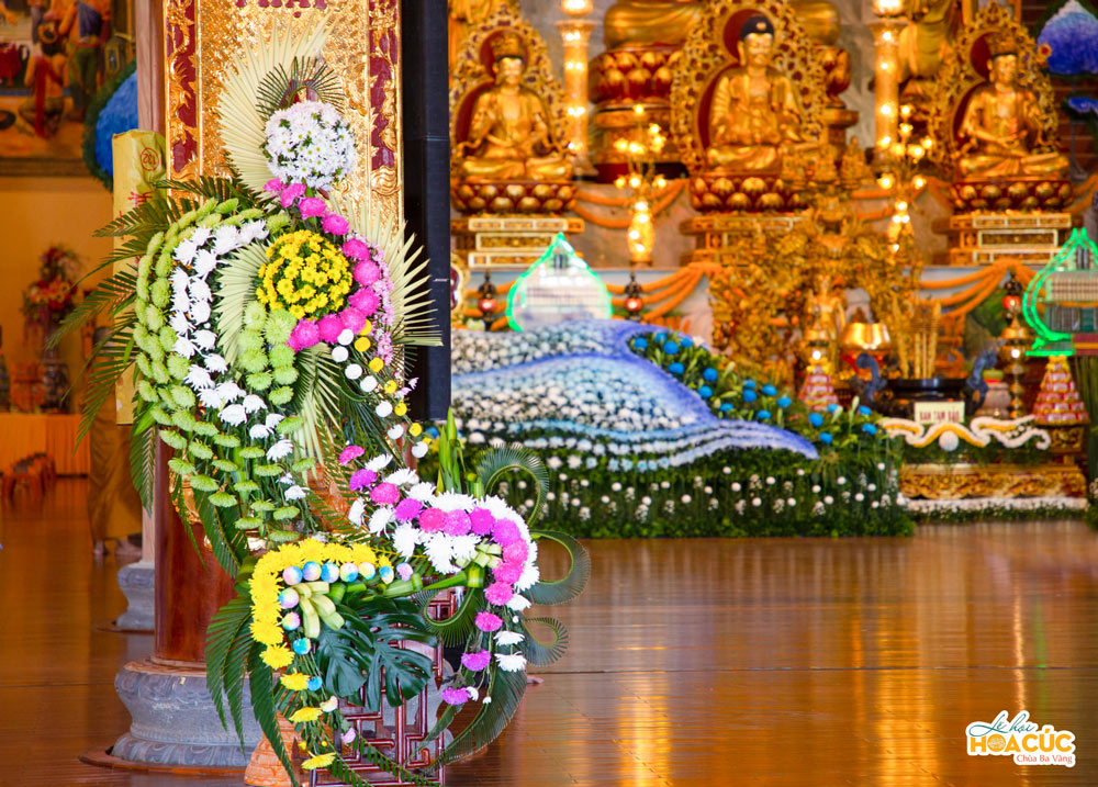 Lãng hoa nghệ thuật độc đáo đang khoe sắc tại Chính điện tầng 2 chùa Ba Vàng