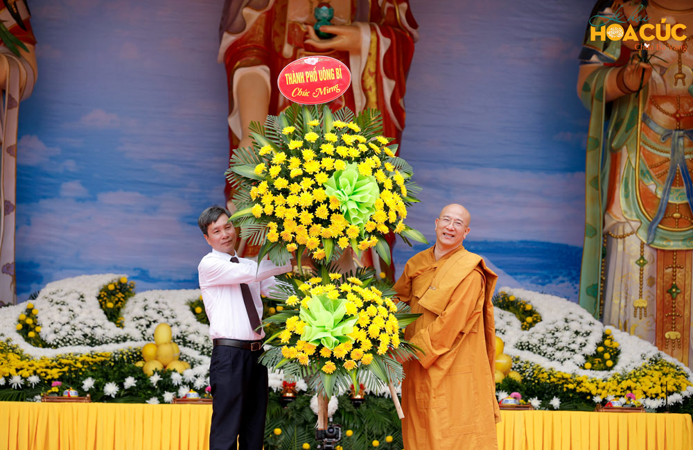 Ông Nguyễn Văn Thành dâng hoa chúc mừng Lễ hội Hoa Cúc chùa Ba Vàng 2020